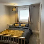 Spacious Apartment Near Heathrow With Allocated Parking