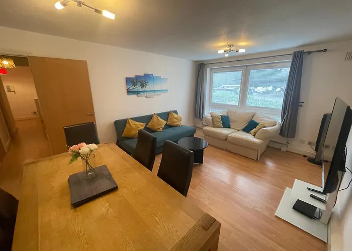Spacious Apartment Near Heathrow With Allocated Parking