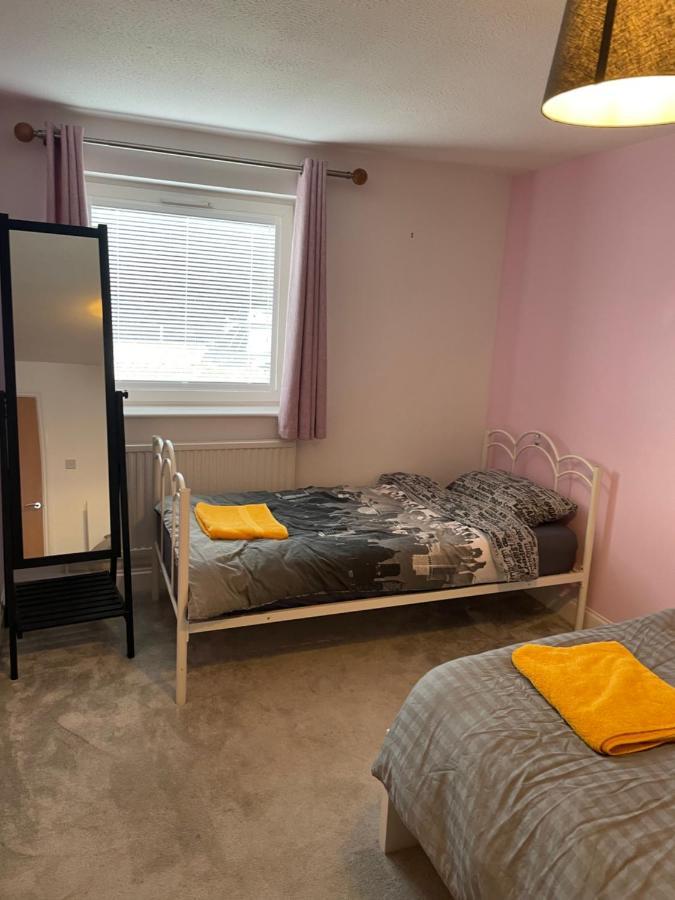Spacious Near Heathrow With Allocated Parking * Uxbridge