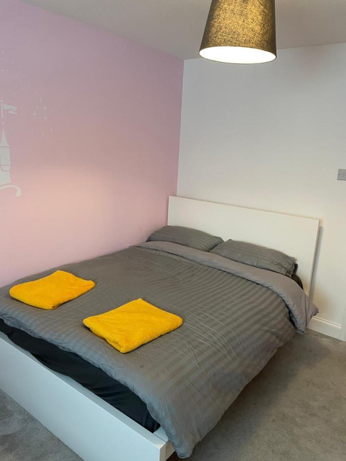 Apartment Spacious Near Heathrow With Allocated Parking *
