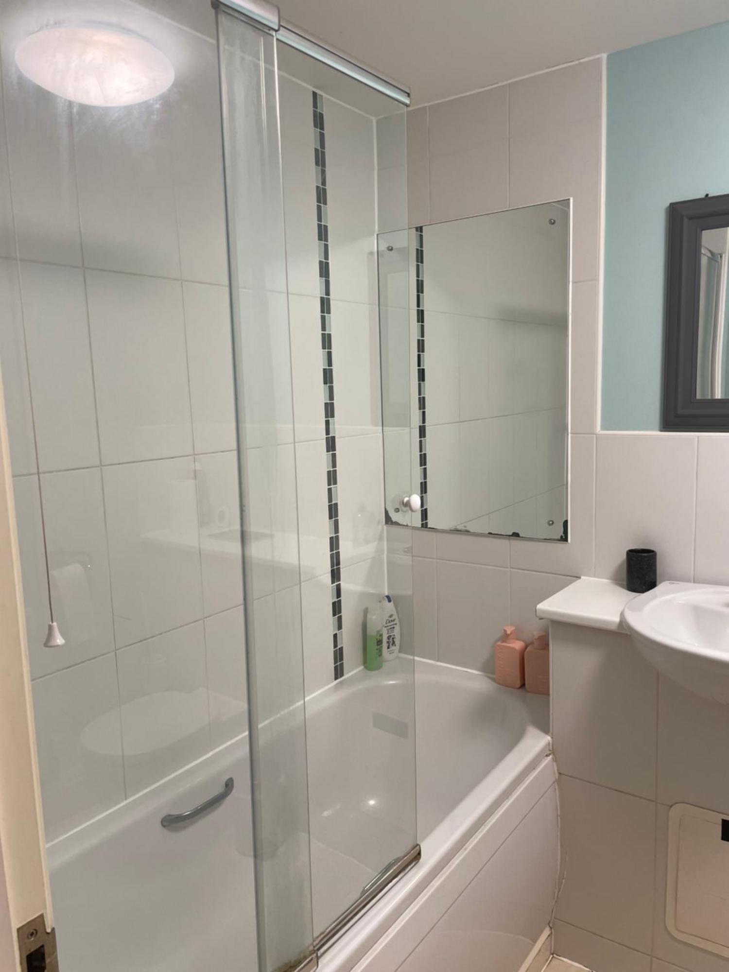 Spacious Near Heathrow With Allocated Parking Apartment Uxbridge