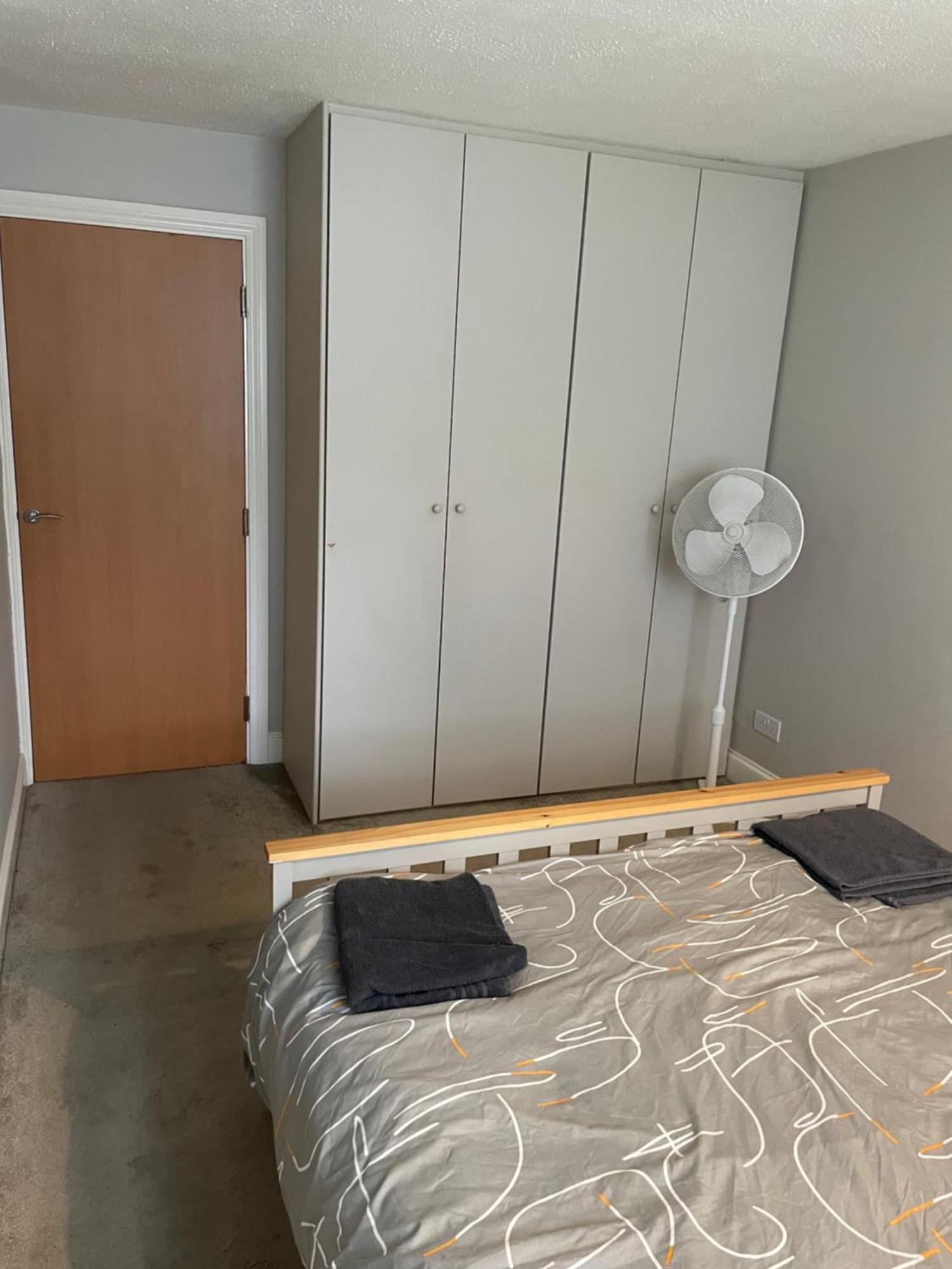 Spacious Near Heathrow With Allocated Parking Apartment *