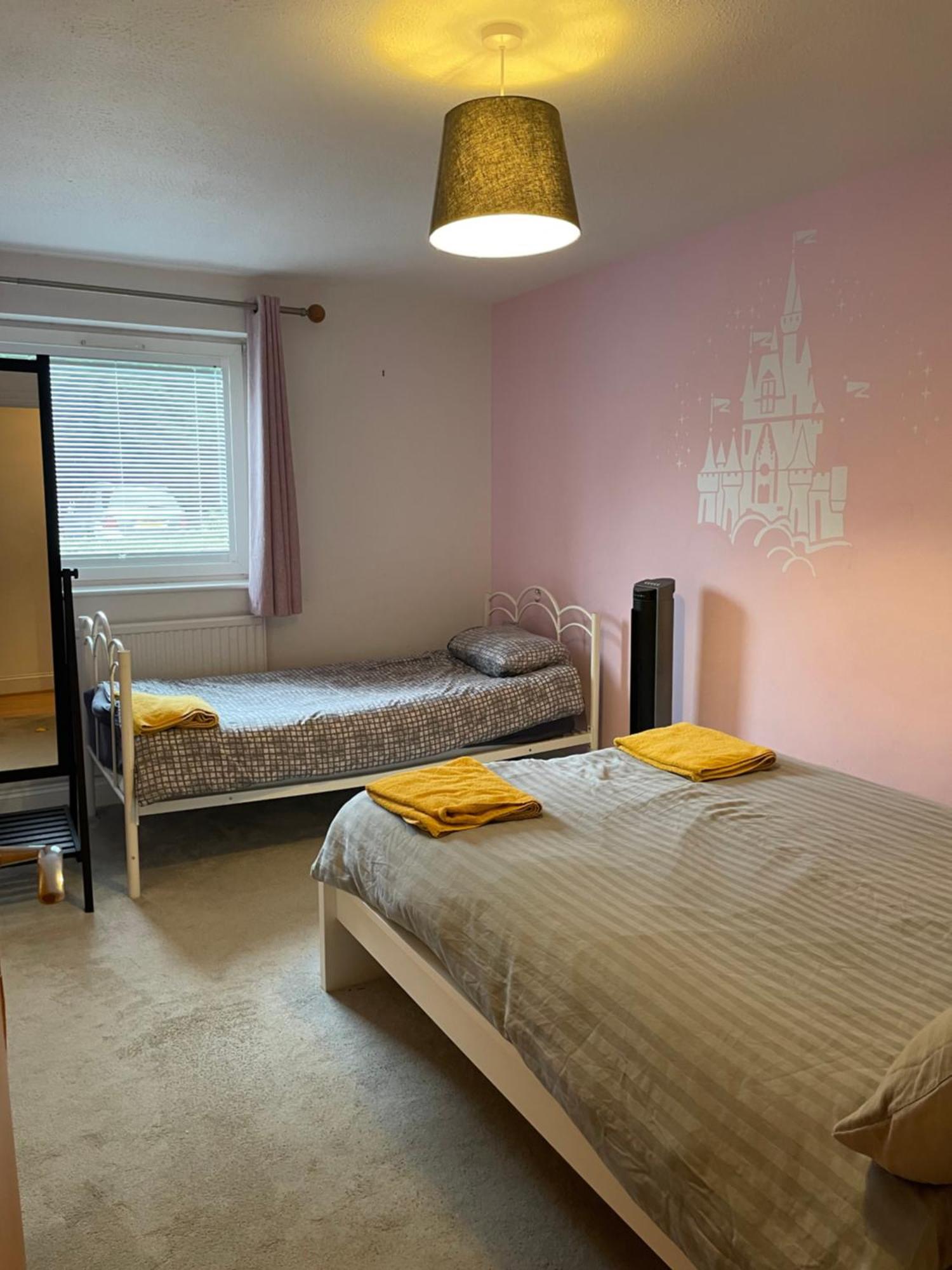 Spacious Near Heathrow With Allocated Parking Apartment *