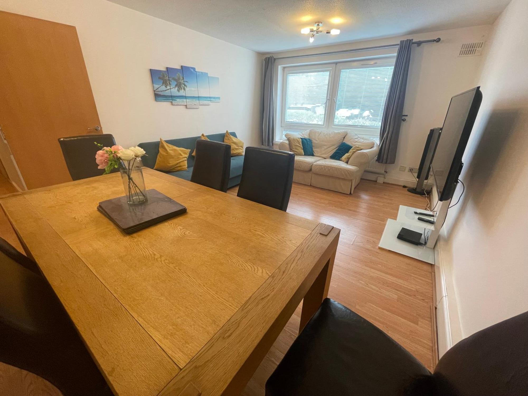 Apartment Spacious Near Heathrow With Allocated Parking *