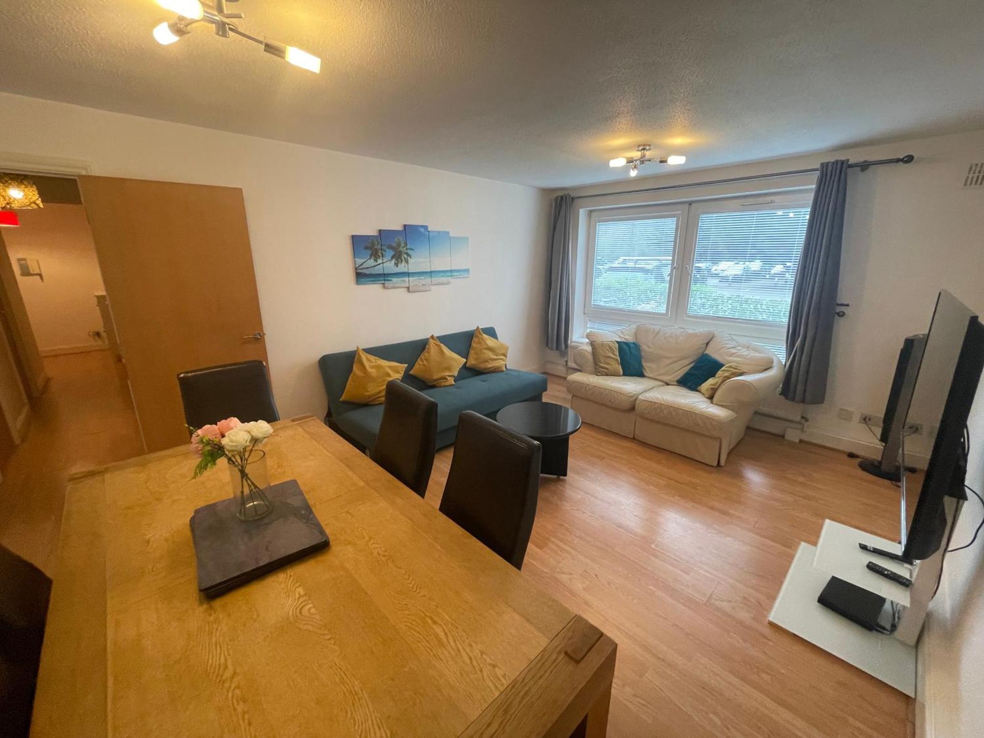 Apartment Spacious Near Heathrow With Allocated Parking *