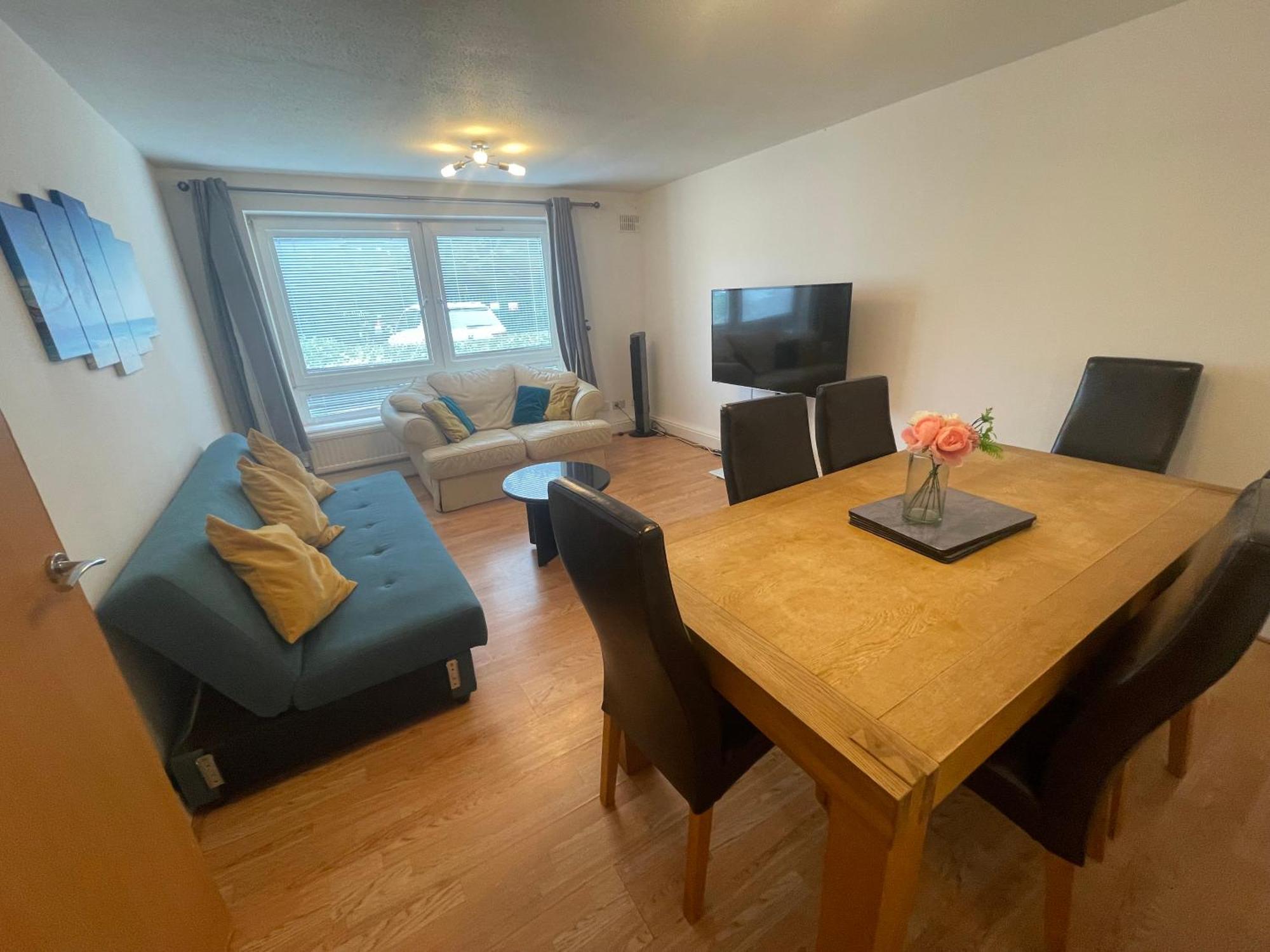 Spacious Near Heathrow With Allocated Parking * Uxbridge